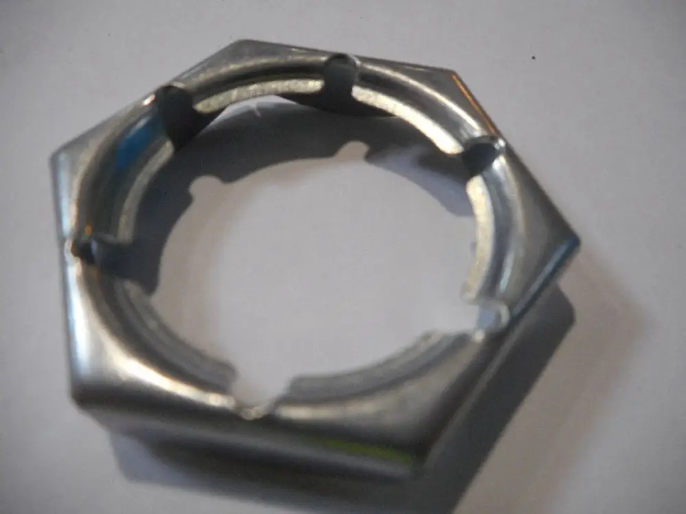 Elastische Mutter von Remeha, sechseckige Form, metallisch glänzend, ohne erkennbare Maße oder nummerische Angaben, auf weißem Hintergrund platziert.